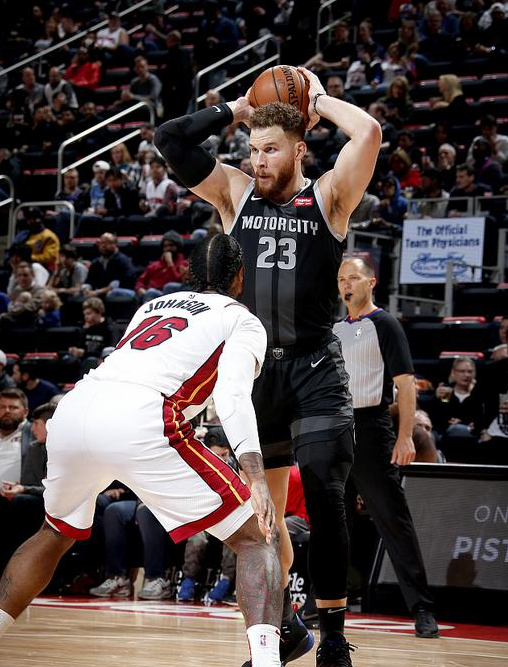 达拉斯独行侠训练开放日，今晨单刀错失引欢呼，意甲在即，轮换策略成焦点(库班为什么卖掉独行侠)