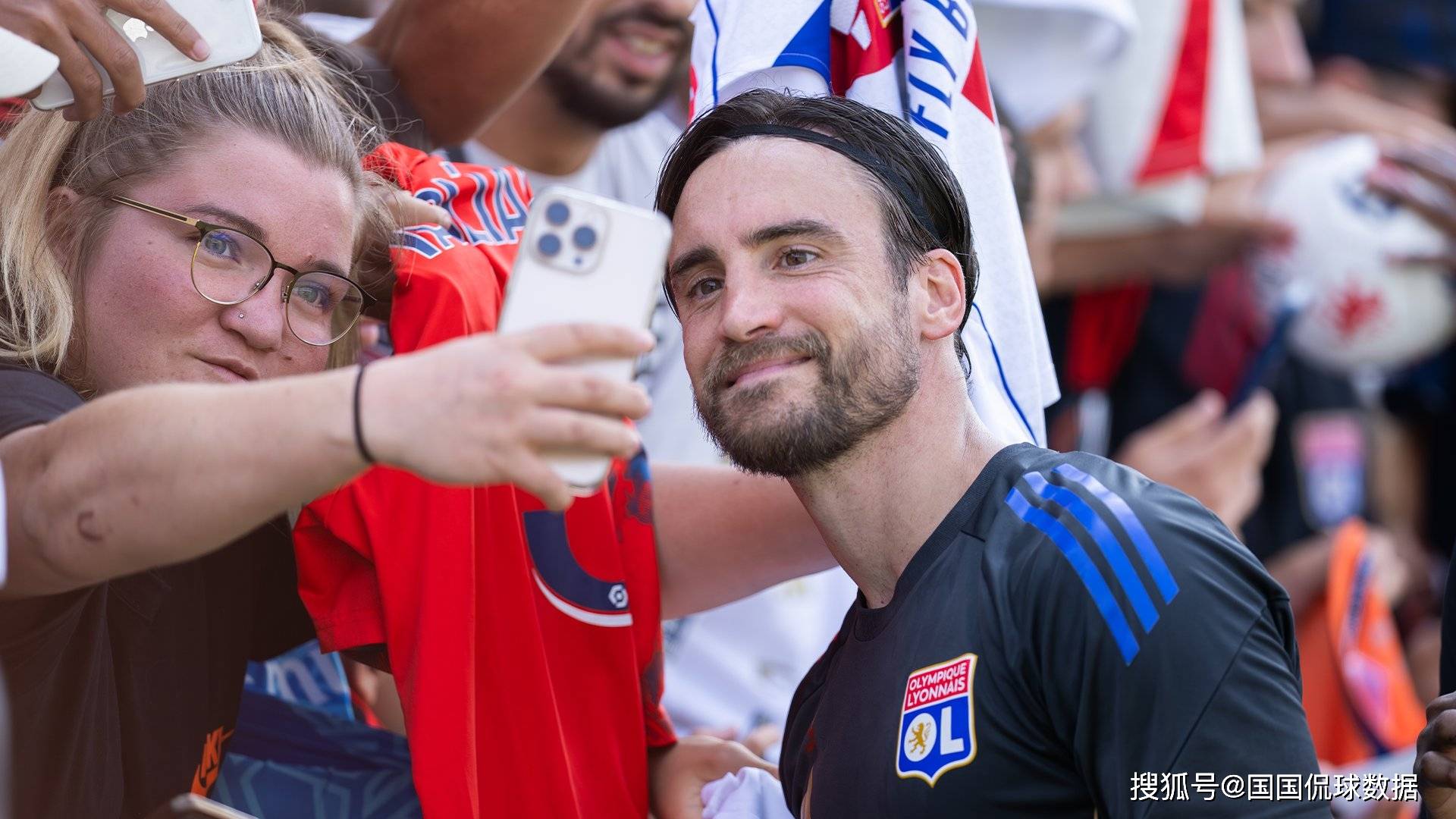 包含今晚法甲传出新动向，里昂调整名单，管理层表态——赛场秩序良好，身体对抗强度拉满的词条