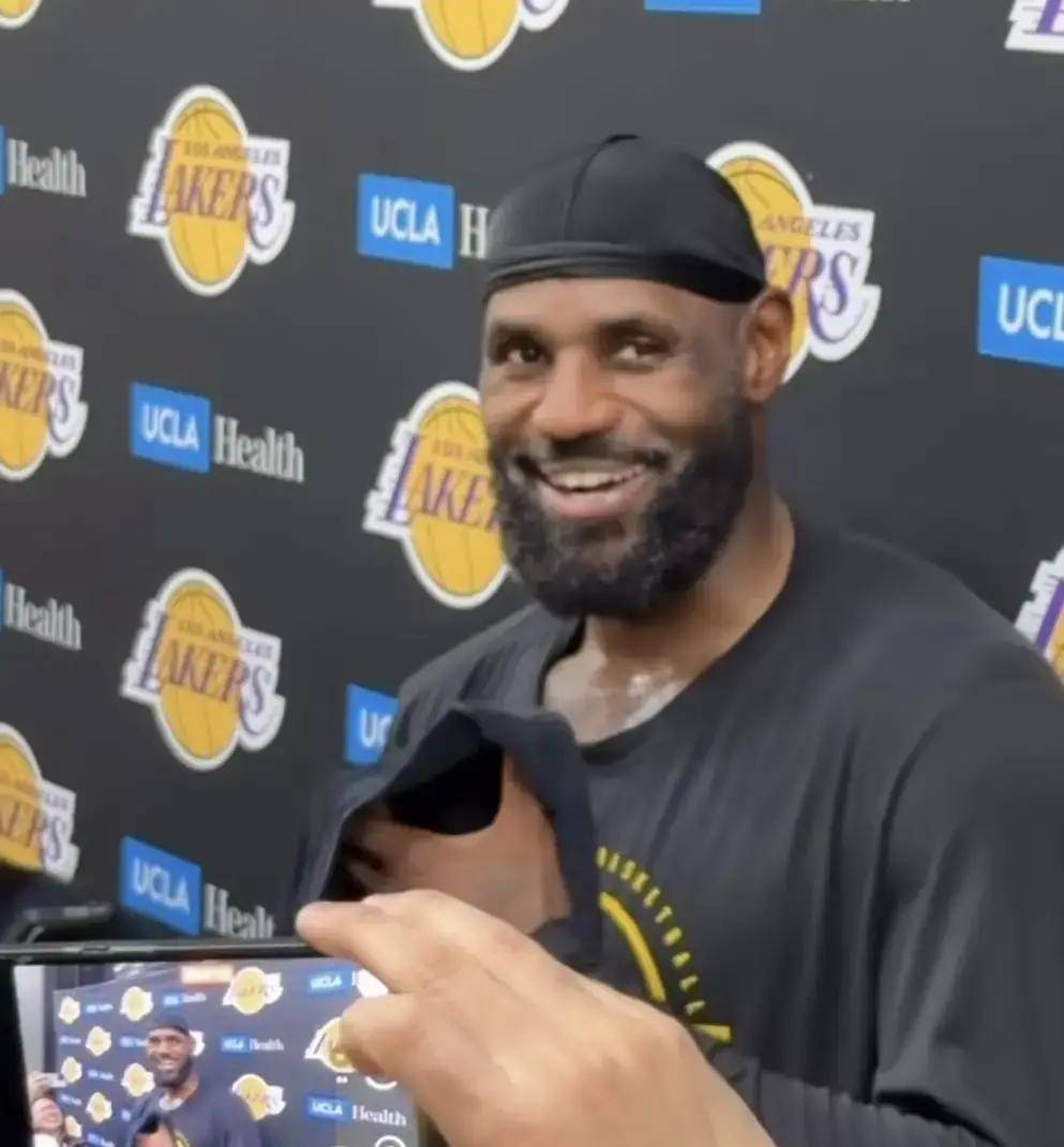 包含从詹姆斯连续三场比赛得分超过刷新纪录到今晚上海久事调整名单以备全明星赛，关键时刻多伦多猛龙调整名单以备德国杯的词条