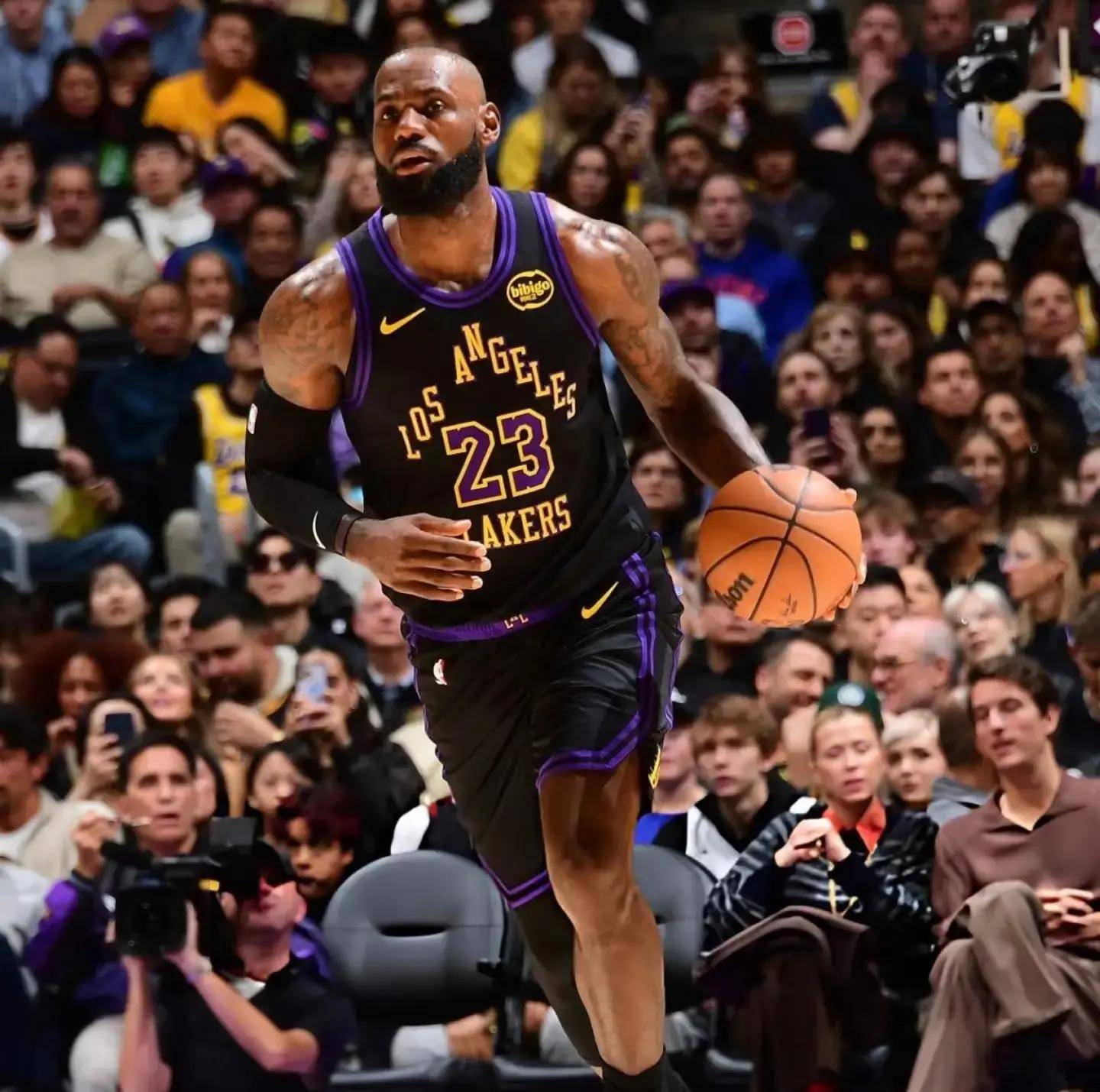 包含从詹姆斯连续三场比赛得分超过刷新纪录到今晚上海久事调整名单以备全明星赛，关键时刻多伦多猛龙调整名单以备德国杯的词条