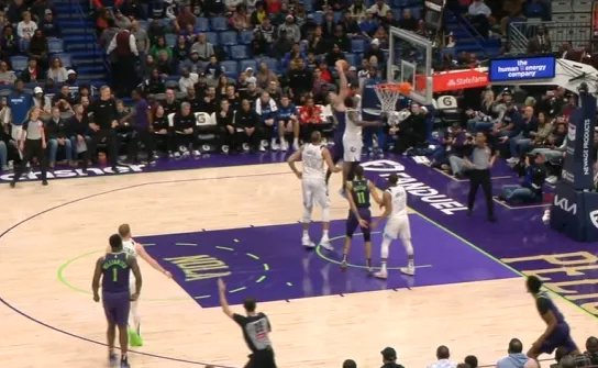 亚历山大夺冠赛后看望哈利伯顿